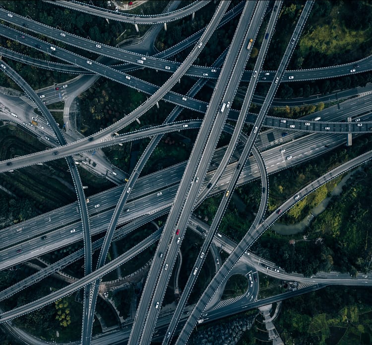 道路のジャンクション - ネットワークと繋がりを象徴する画像