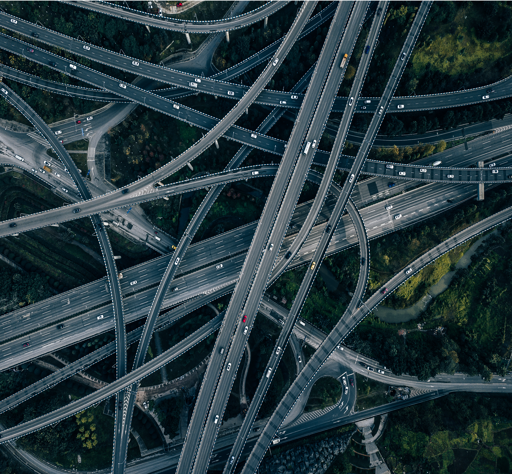 道路のジャンクション - ネットワークと繋がりを象徴する画像